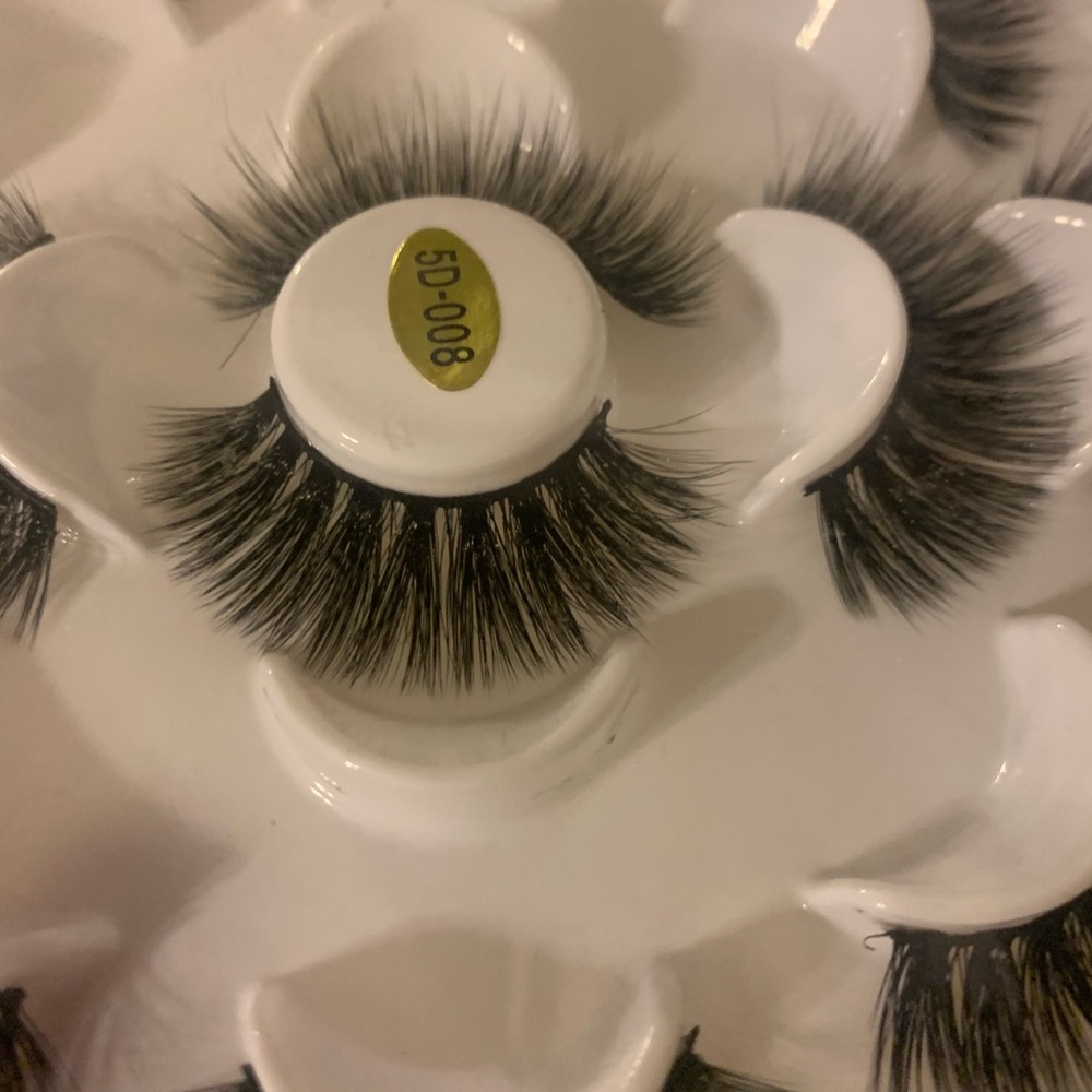 False eyelashes - Picture 2 of 3